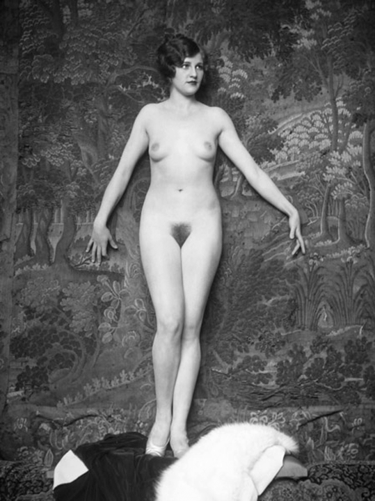 Alfred Cheney Johnston_1923_Ziegfeld Follies Girls_Naomi_Johnson_2.png